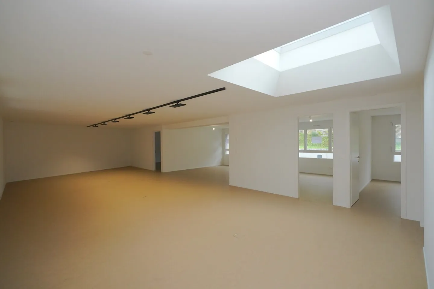 BUREAUX SPACIEUX À SIERRE - Photo 1 sur 13