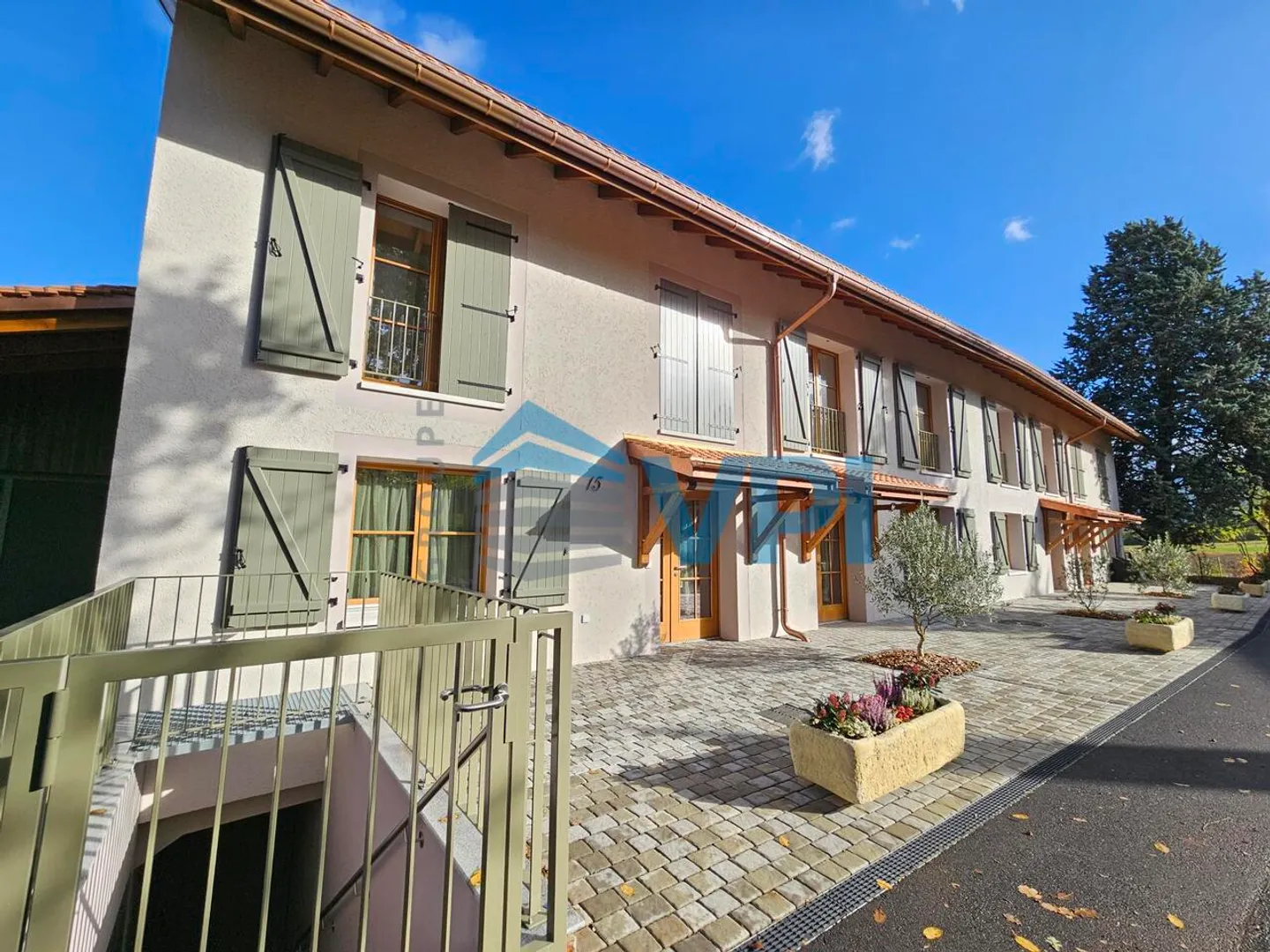 Belle maison jumelée de 6 pièces avec terrasse et jardin privés à B - Photo 2 sur 13