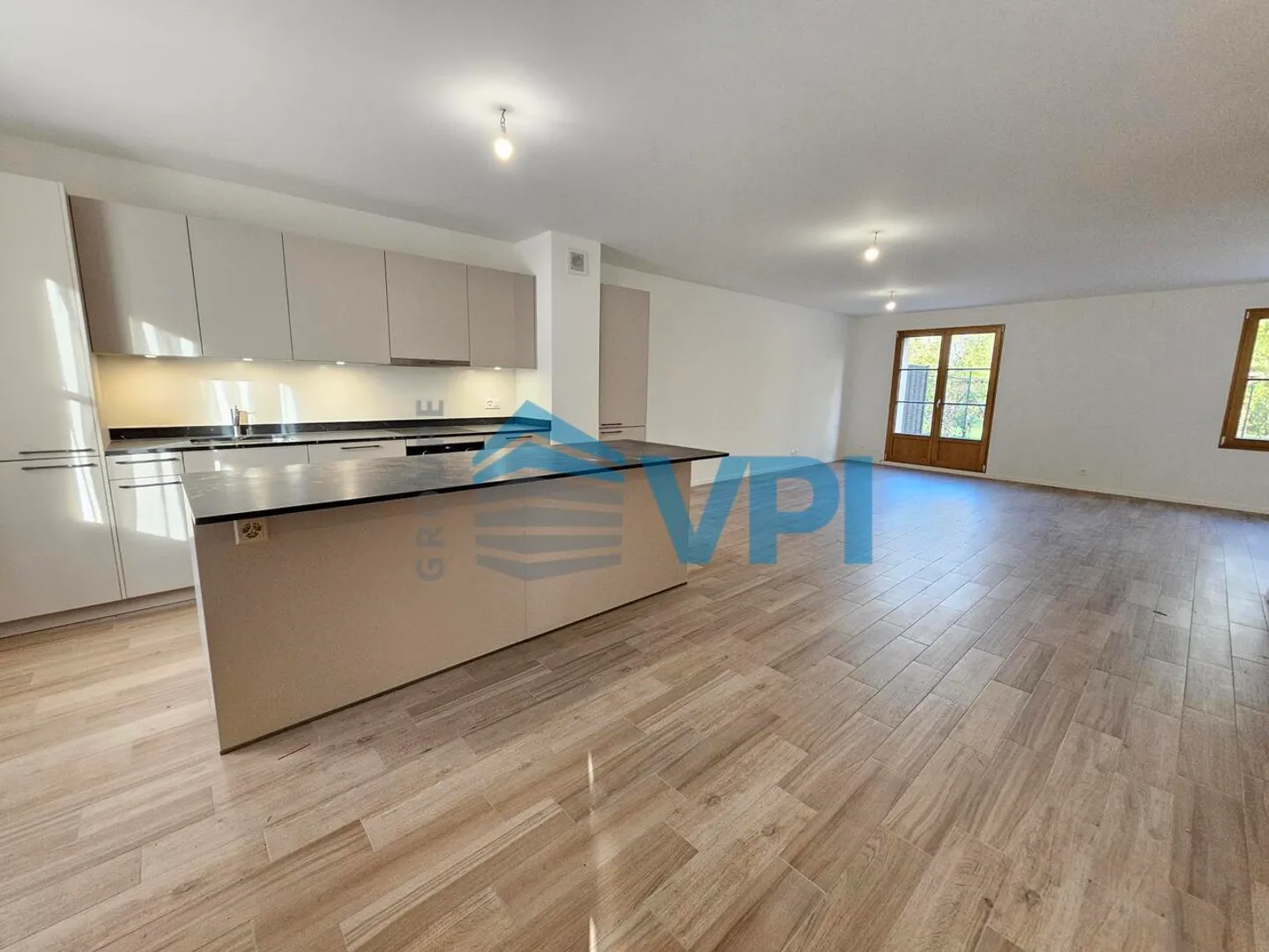 Belle maison jumelée de 6 pièces avec terrasse et jardin privés à B - Photo 3 sur 13