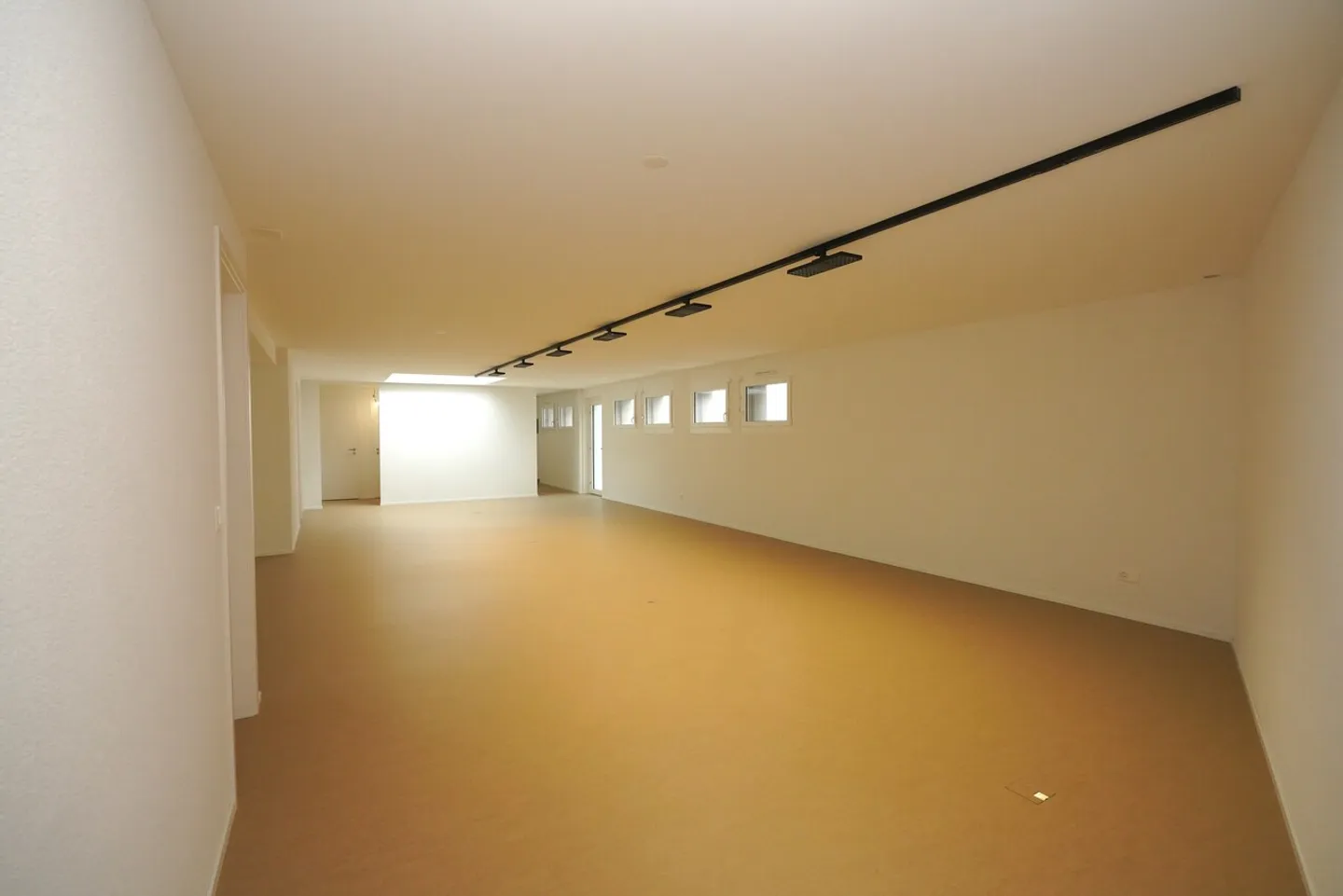 BUREAUX SPACIEUX À SIERRE - Photo 2 sur 13