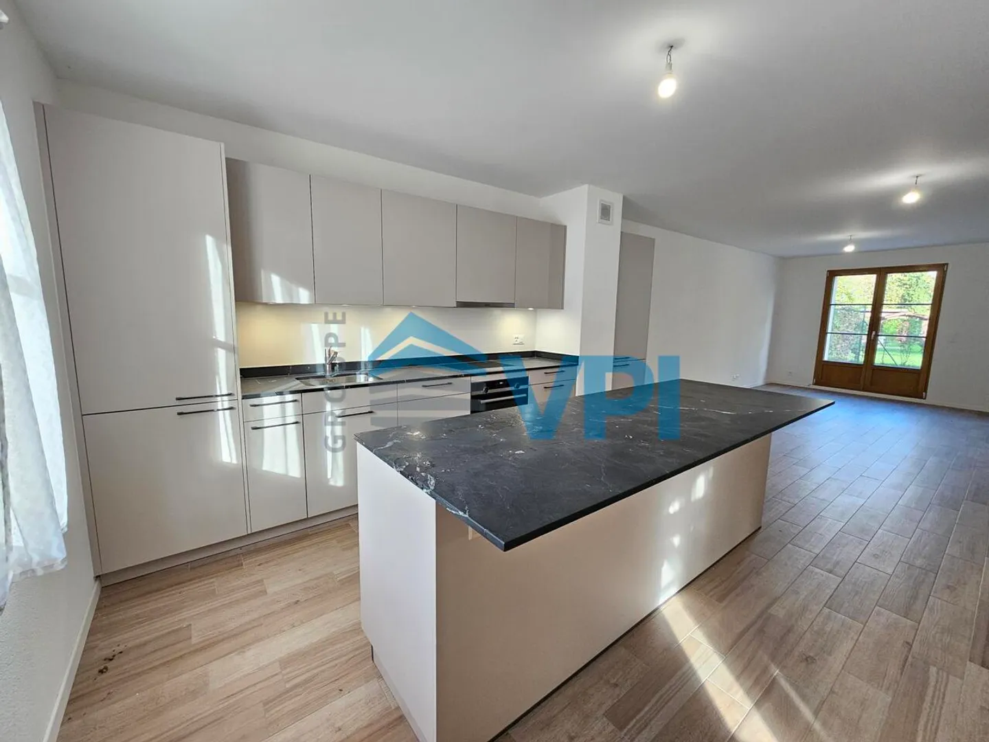 Belle maison jumelée de 6 pièces avec terrasse et jardin privés à B - Photo 4 sur 13