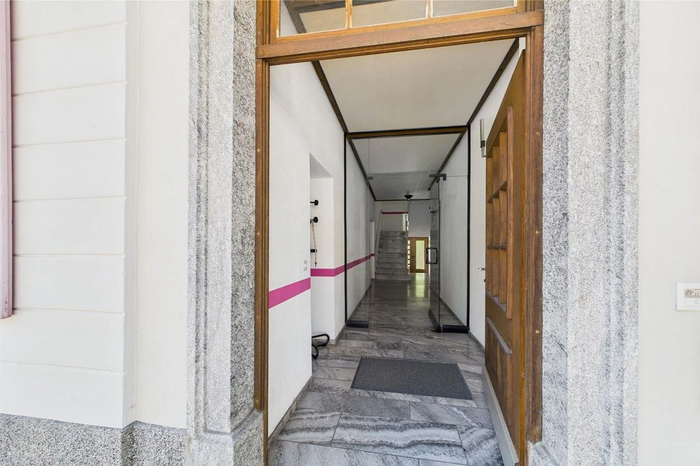 Elegante Mehrfamilienvilla - Foto 3 von 14