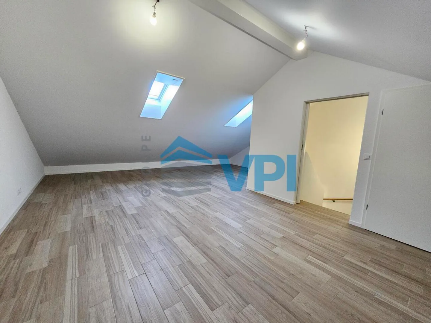 Belle maison jumelée de 6 pièces avec terrasse et jardin privés à B - Photo 11 sur 13