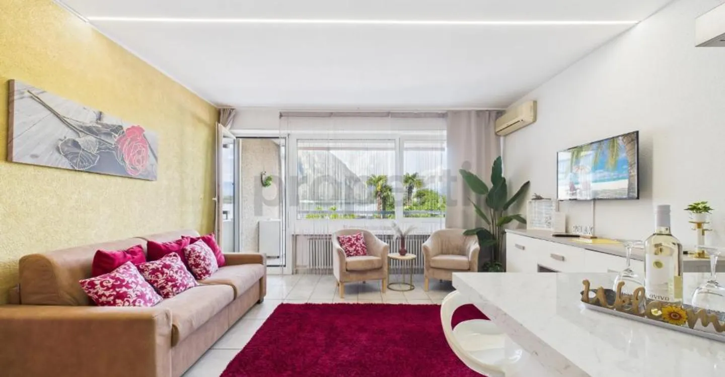 Appartement de 2,5 pièces avec vue sur le lac et piscine en copropriété  idéal comme résidence principale, secondaire ou investissement pour locations de courte durée ! - Photo 1 of 10