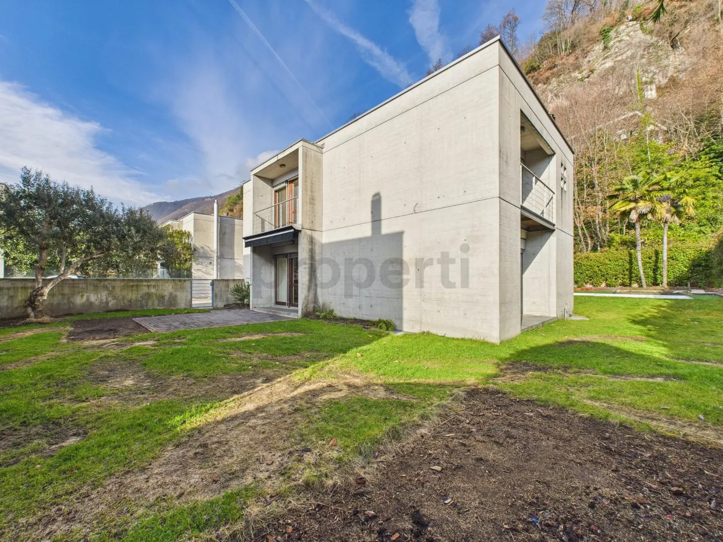We are selling a beautiful, spacious house in Brione sopra Minusio with pool and garden. (No lake view) - Photo 1 of 11