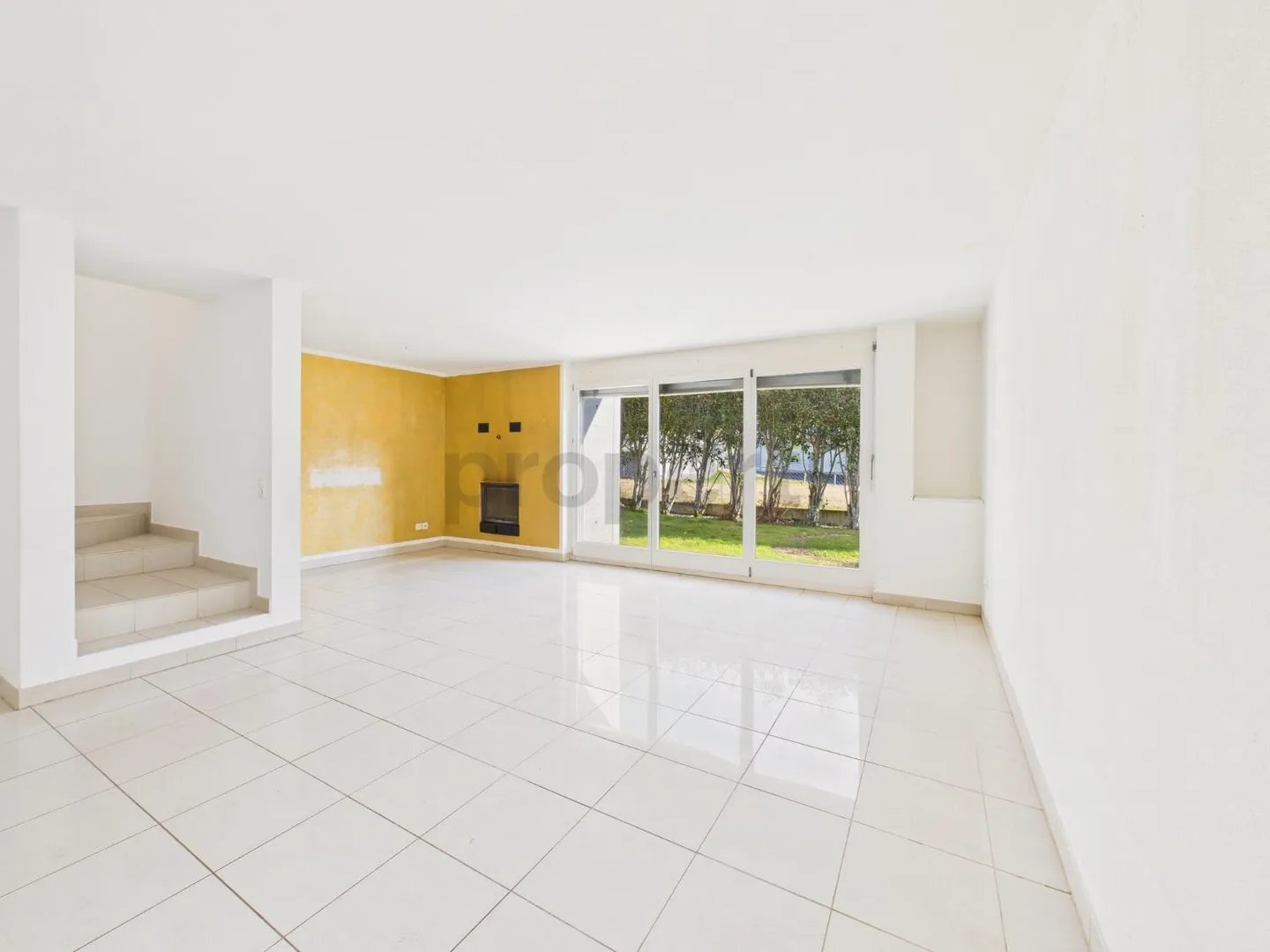 We are selling a beautiful, spacious house in Brione sopra Minusio with pool and garden. (No lake view) - Photo 3 of 11