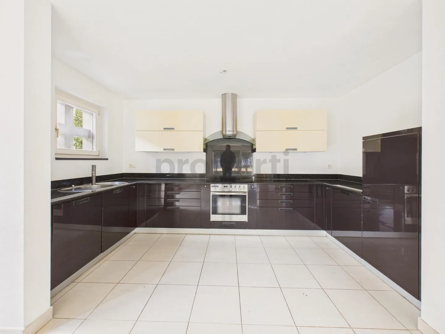 We are selling a beautiful, spacious house in Brione sopra Minusio with pool and garden. (No lake view) - Photo 4 of 11