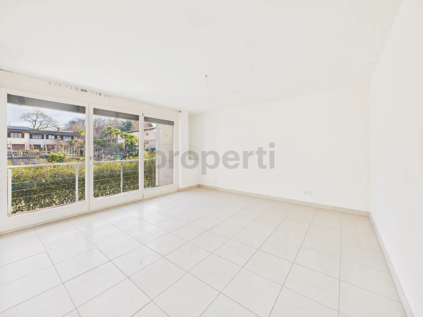 We are selling a beautiful, spacious house in Brione sopra Minusio with pool and garden. (No lake view) - Photo 5 of 11