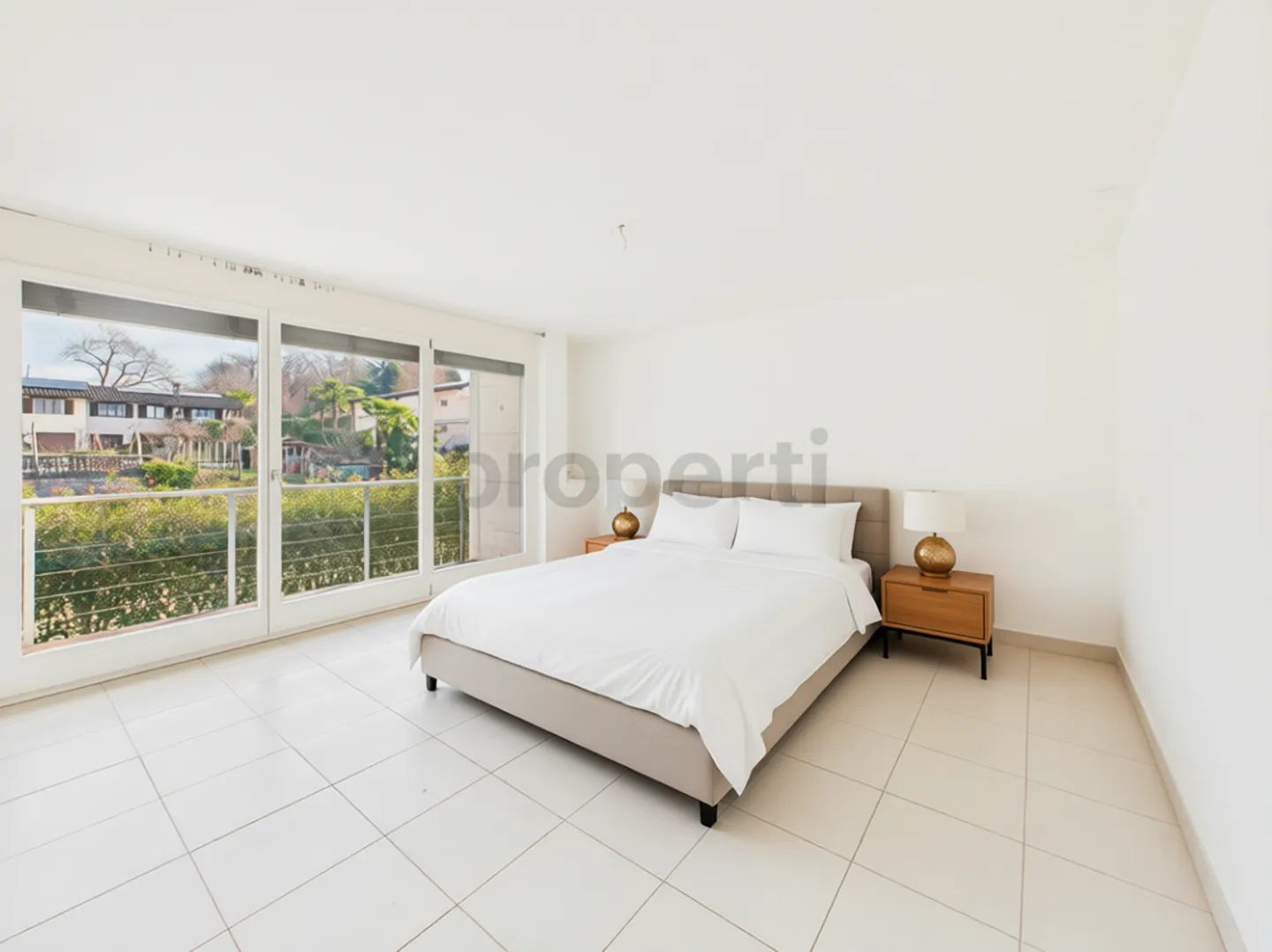 We are selling a beautiful, spacious house in Brione sopra Minusio with pool and garden. (No lake view) - Photo 6 of 11