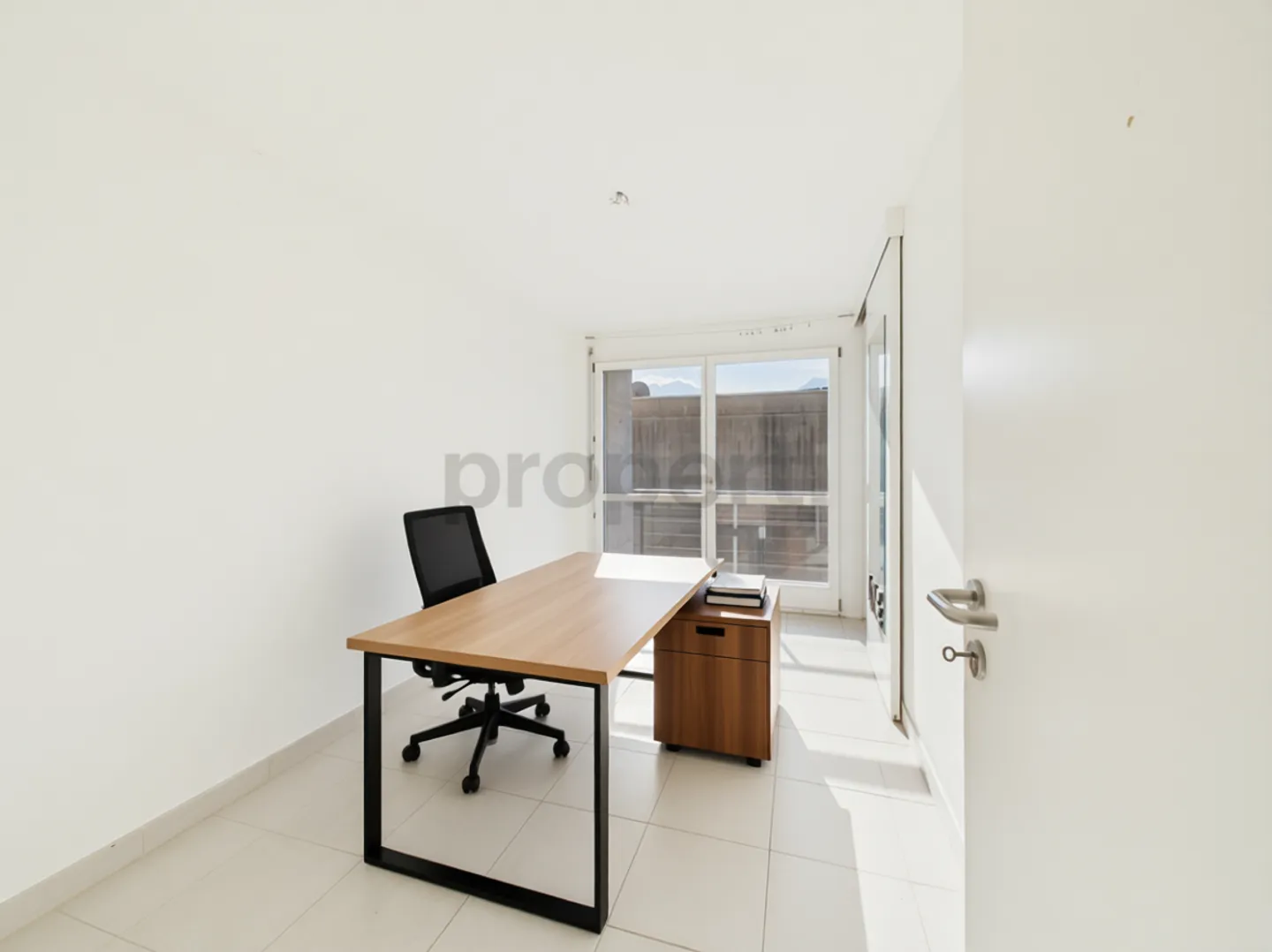 We are selling a beautiful, spacious house in Brione sopra Minusio with pool and garden. (No lake view) - Photo 9 of 11