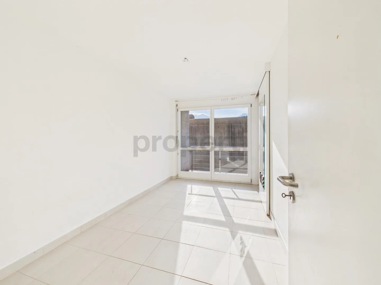 We are selling a beautiful, spacious house in Brione sopra Minusio with pool and garden. (No lake view) - Photo 10 of 11