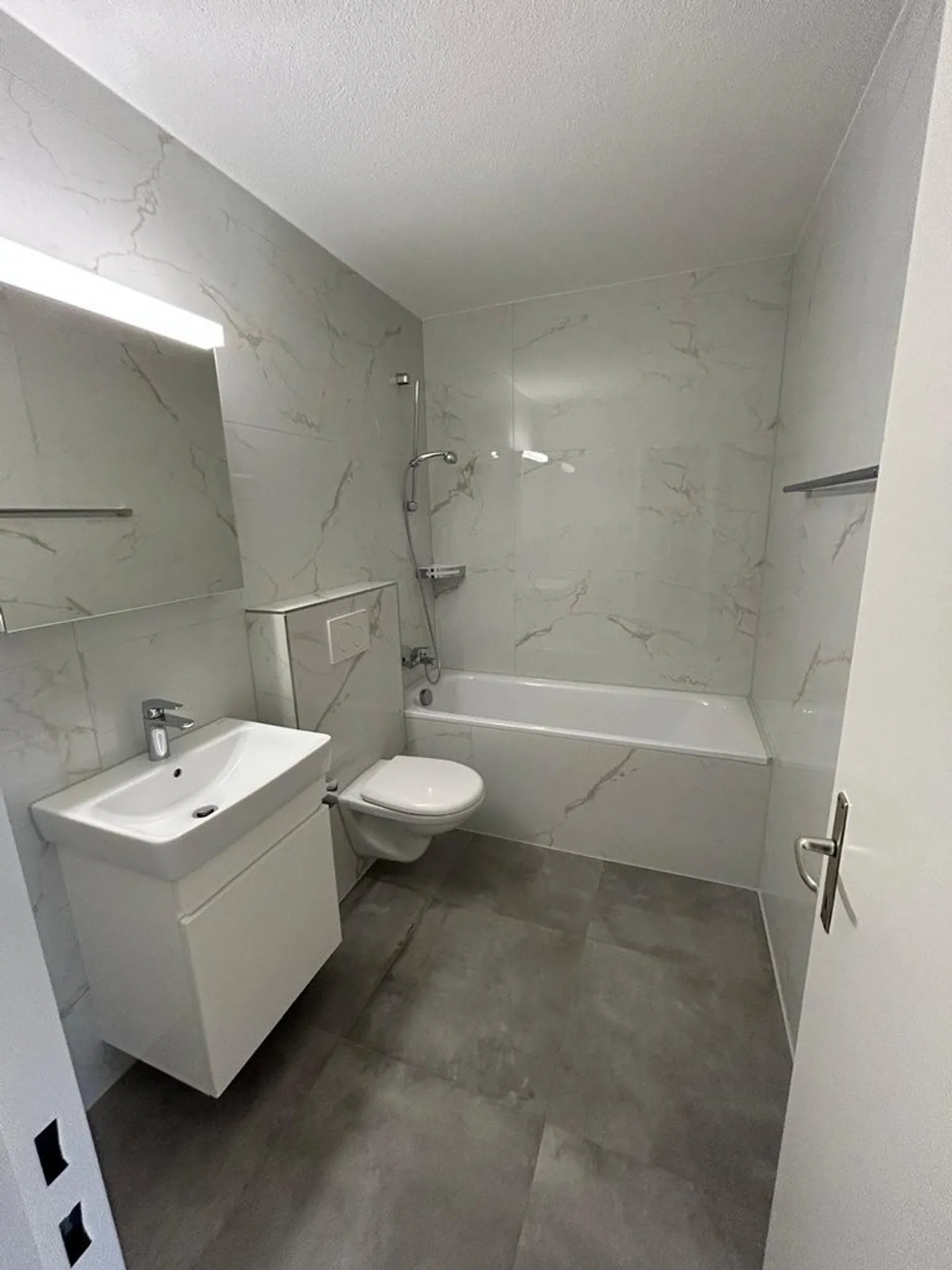 Appartamento moderno di 4 stanze in affitto - Foto 3 di 9