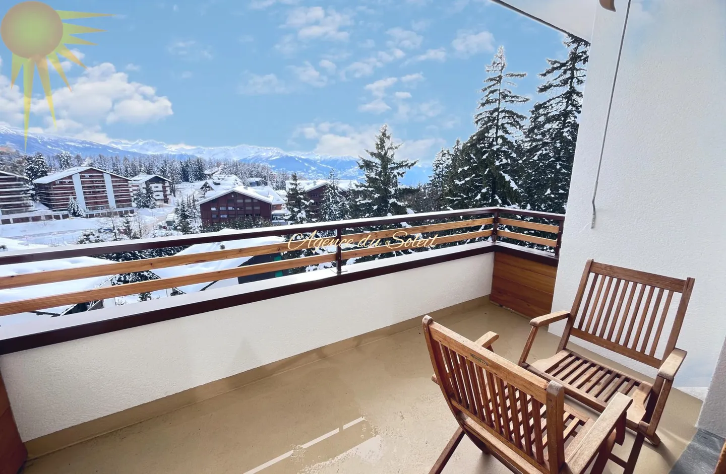 Spacious and bright 4.5-room apartment near 'Regent College' - Photo 2 of 11