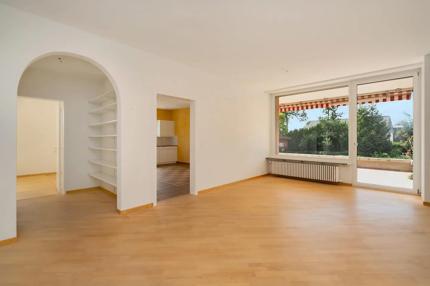 Spacious Living with Unobstructed Views - Family Residence with Pool in Frauenkappelen - Photo 4 of 13