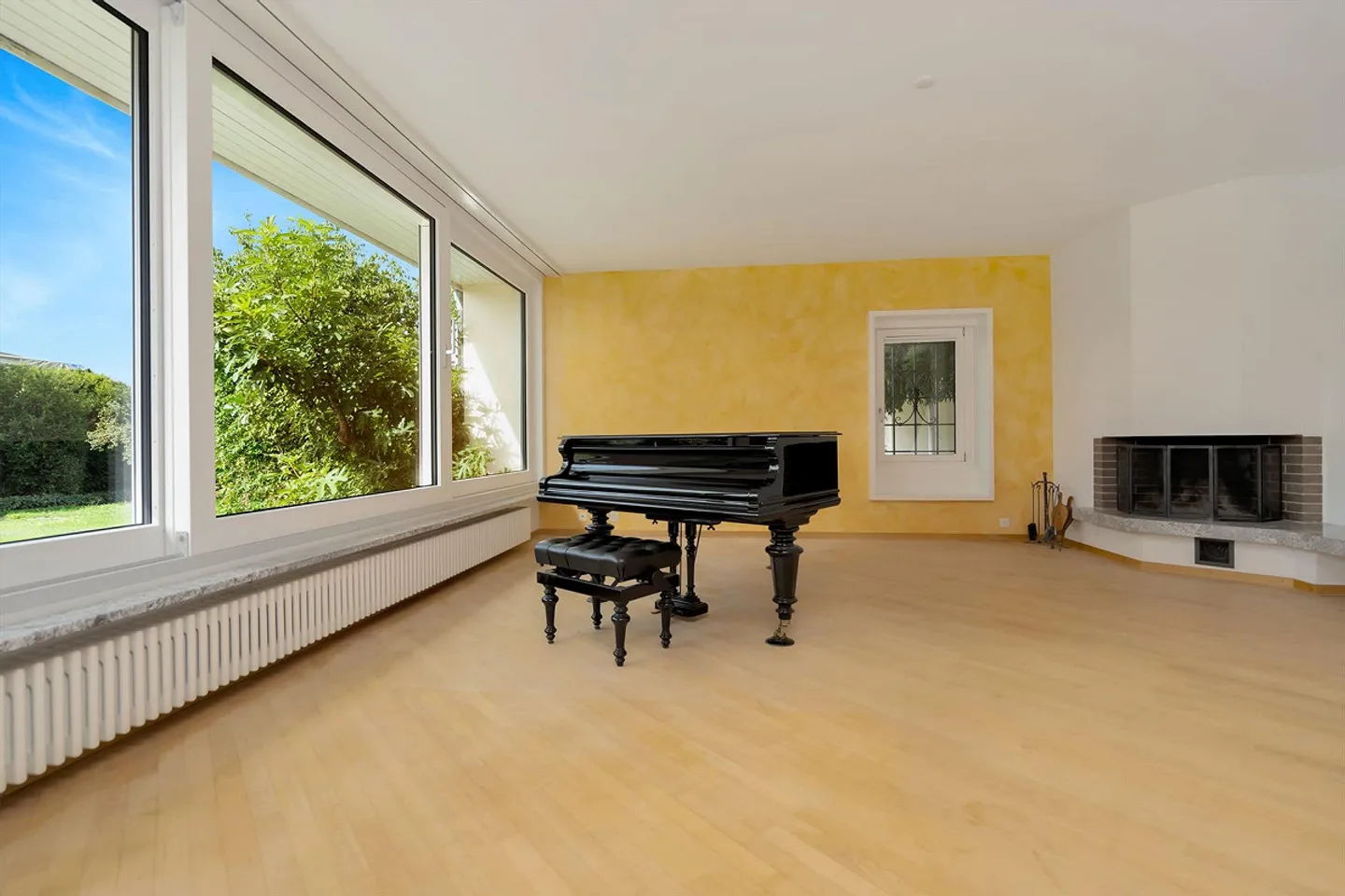 Spacious Living with Unobstructed Views - Family Residence with Pool in Frauenkappelen - Photo 6 of 13