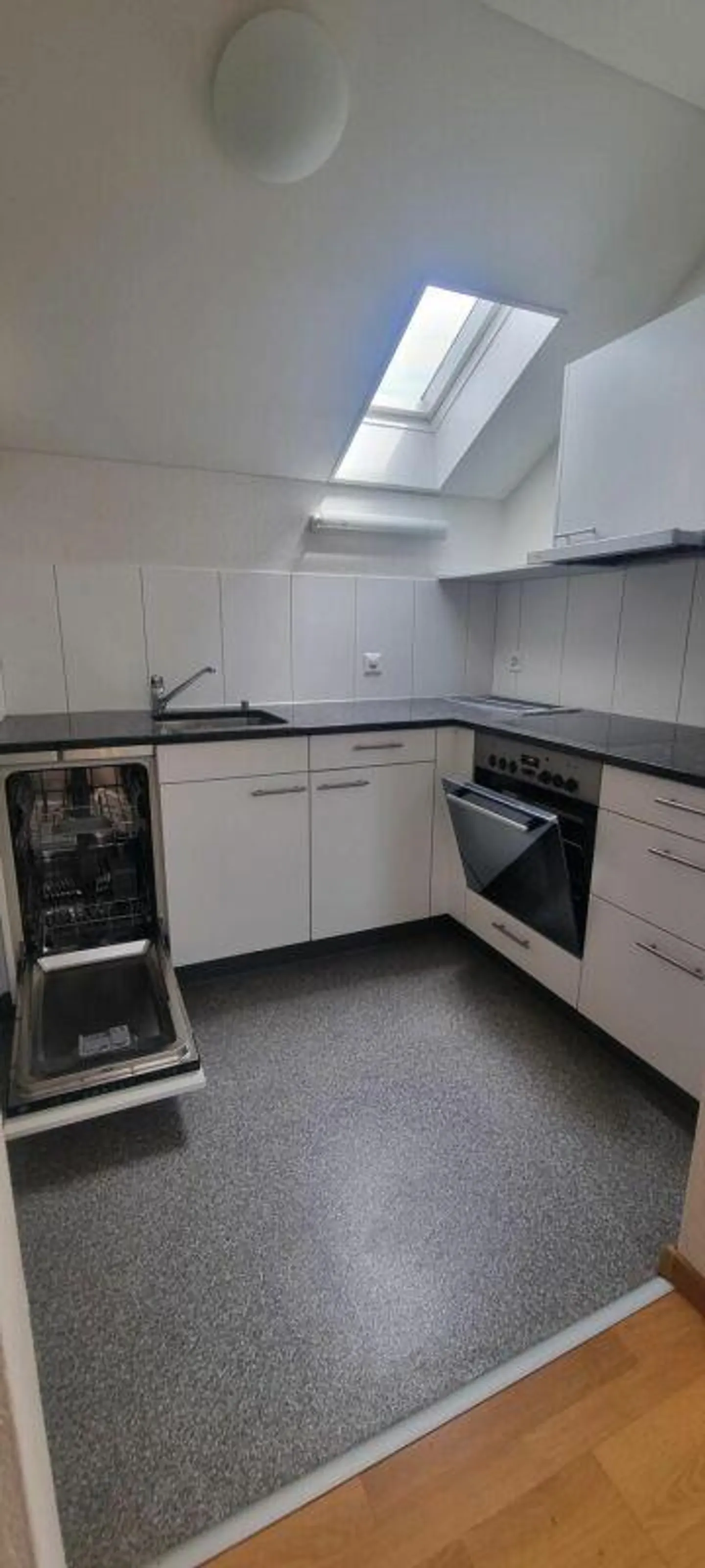 1-room attic apartment - Photo 1 of 7