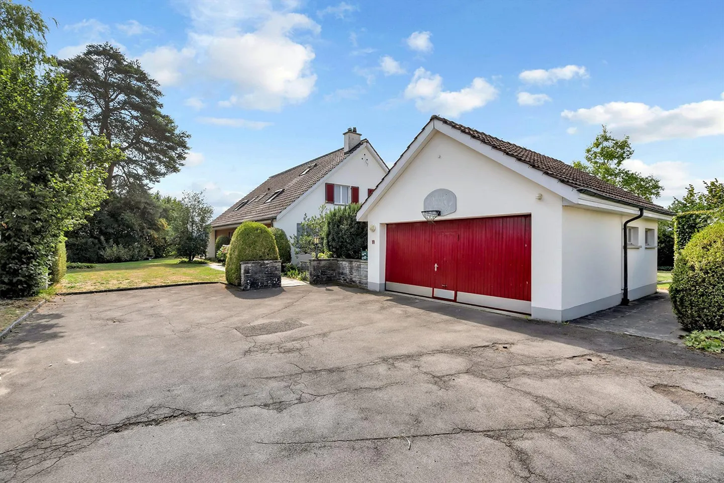 Spacious Living with Unobstructed Views - Family Residence with Pool in Frauenkappelen - Photo 12 of 13