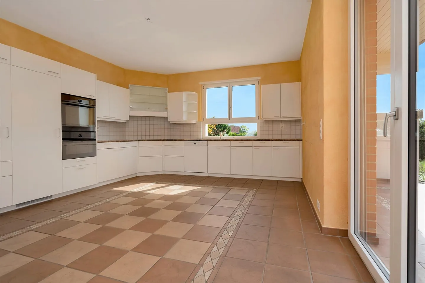 Spacious Living with Unobstructed Views - Family Residence with Pool in Frauenkappelen - Photo 7 of 13