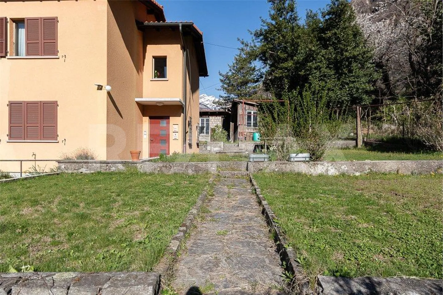 Casa bifamiliare ristrutturata - Foto 3 di 13