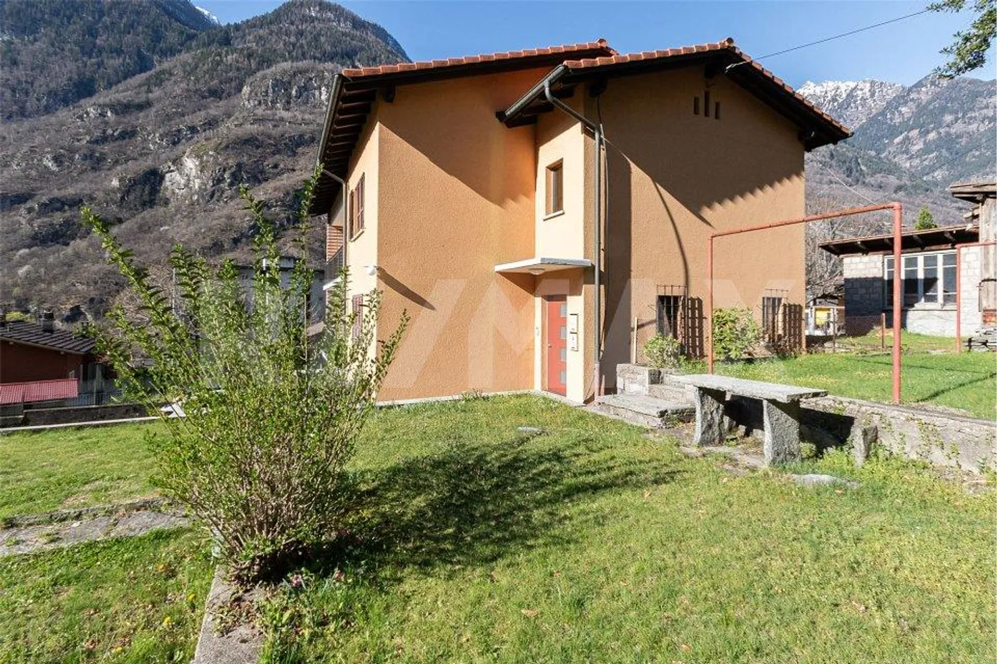 Casa bifamiliare ristrutturata - Foto 4 di 13