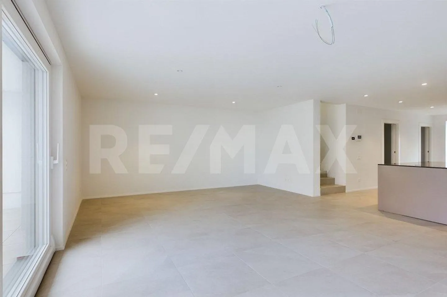 Maison mitoyenne exclusive de 5,5 pièces - Photo 2 sur 7