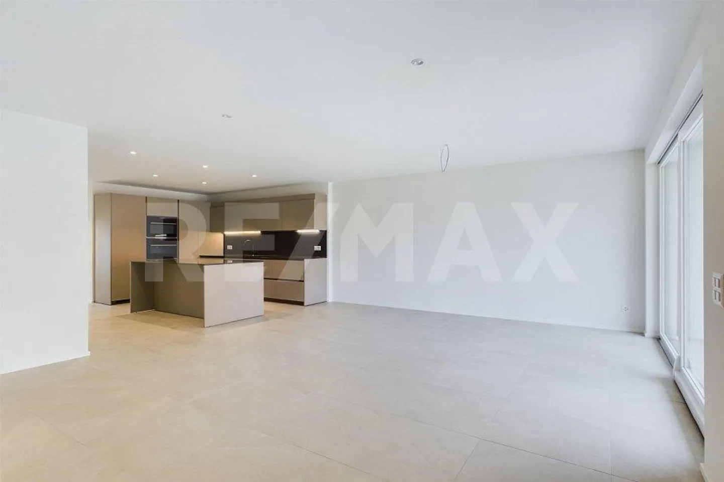 Maison mitoyenne exclusive de 5,5 pièces - Photo 3 sur 7