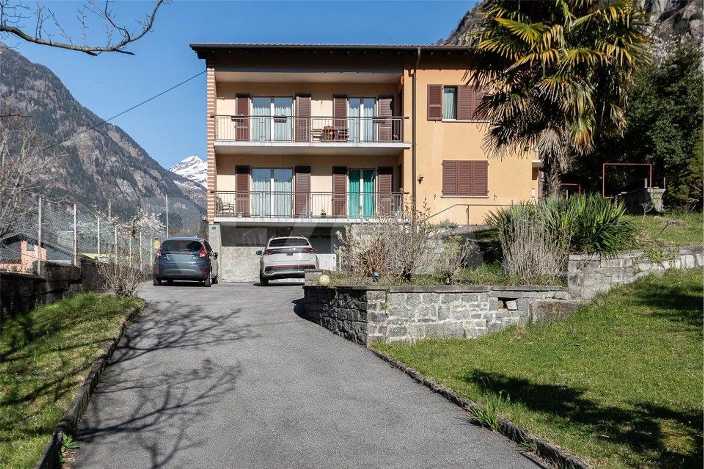 Casa bifamiliare ristrutturata - Foto 2 di 13