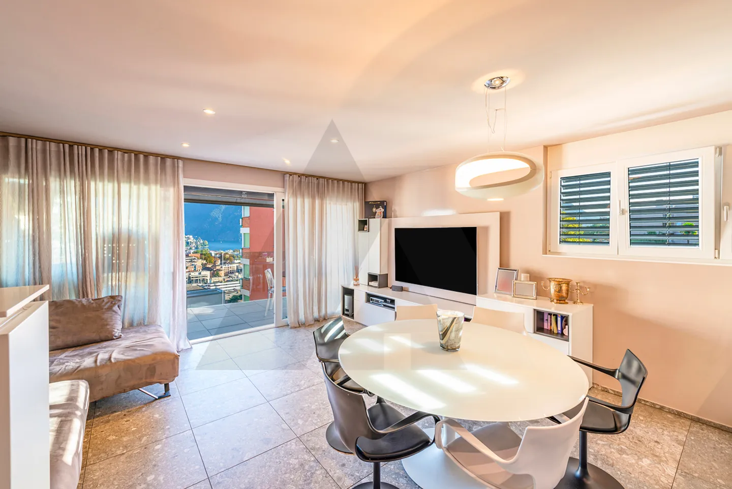 ELEGANTE APPARTAMENTO VICINO ALLA CITTÀ - Foto 1 di 12