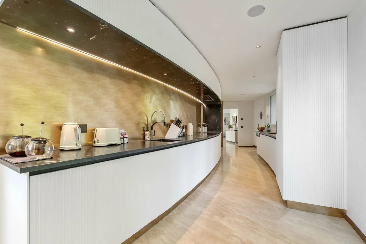 «Erhabene Architektenvilla am Wasser» - Foto 5 von 17