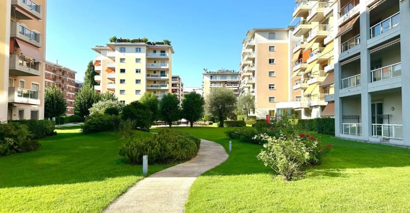 Bright 2.5 renovated apartment with balcony in central area - Photo 1 of 11