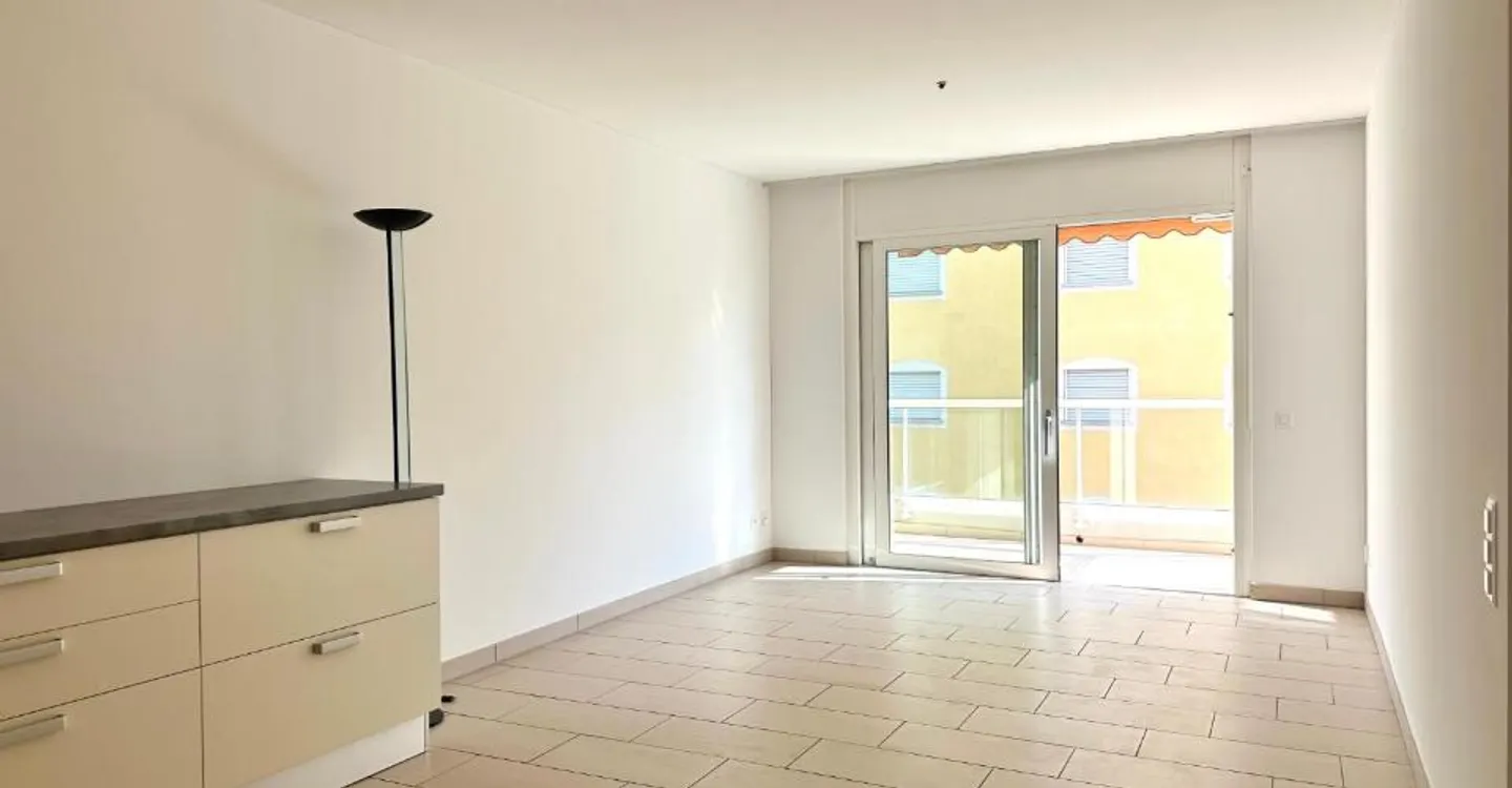 Bright 2.5 renovated apartment with balcony in central area - Photo 2 of 11