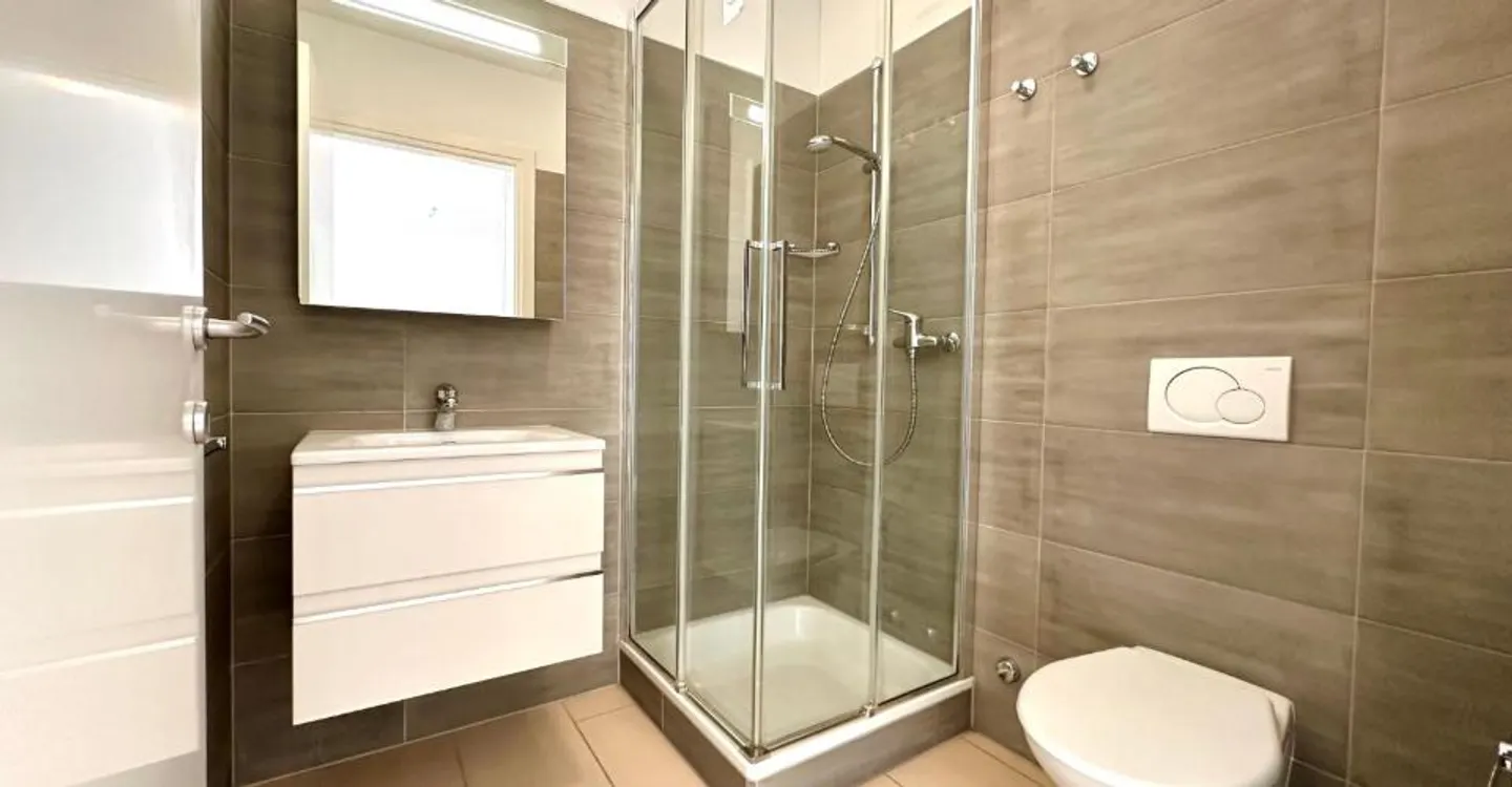 Bright 2.5 renovated apartment with balcony in central area - Photo 7 of 11