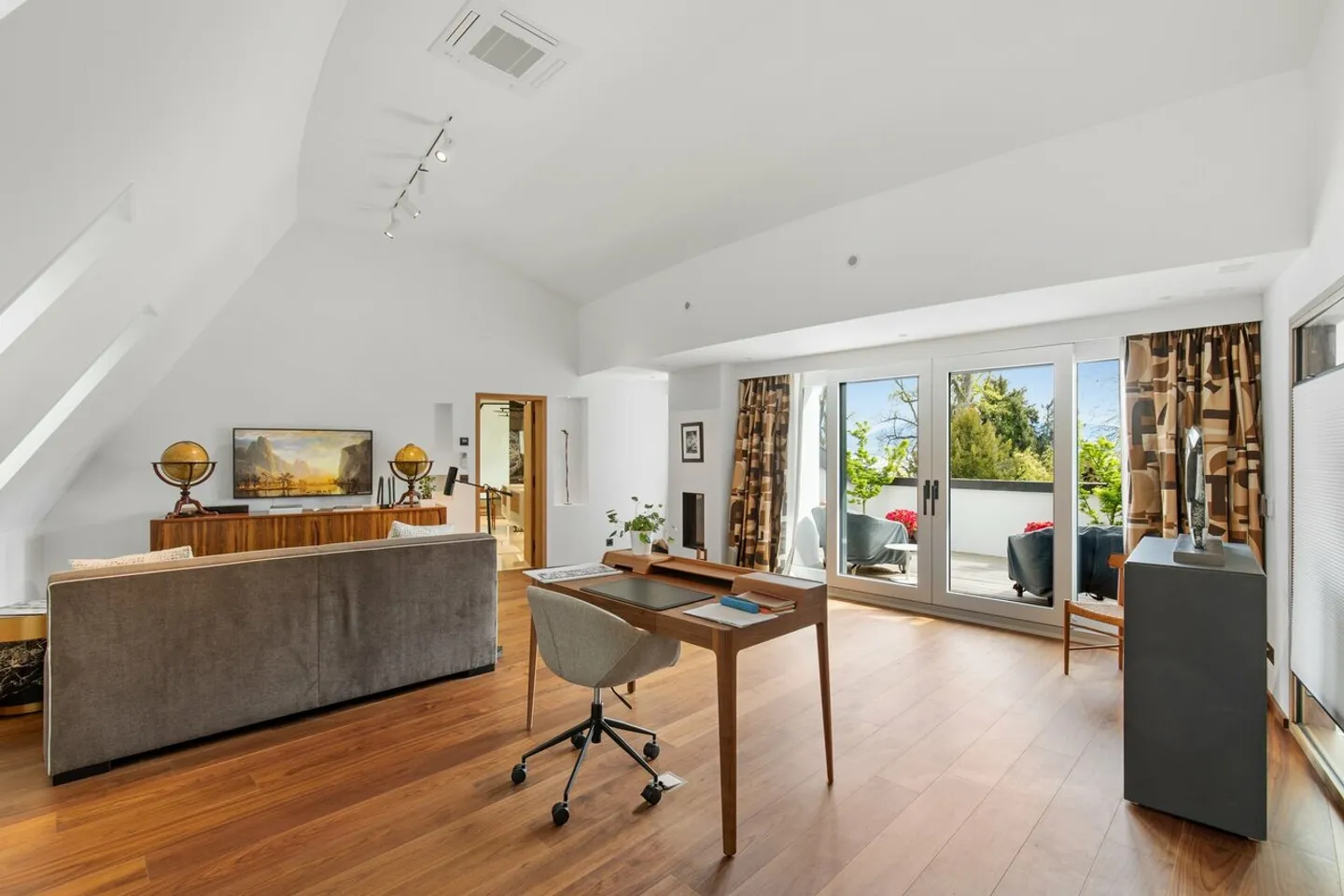 «Erhabene Architektenvilla am Wasser» - Foto 10 von 17