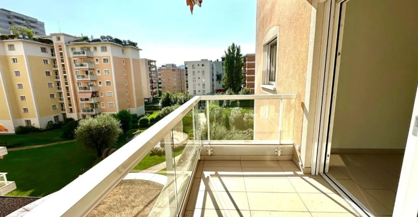 Bright 2.5 renovated apartment with balcony in central area - Photo 8 of 11