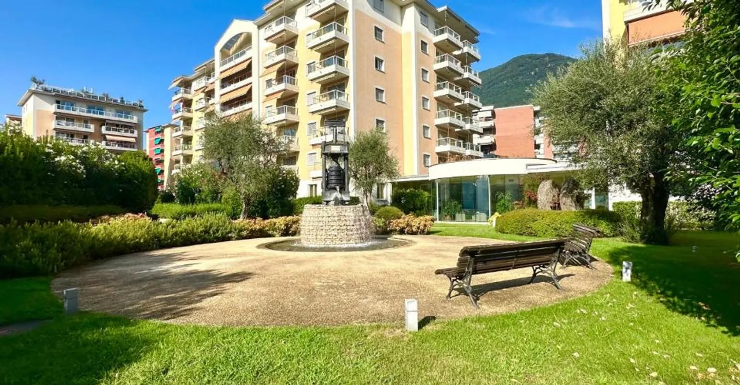 Bright 2.5 renovated apartment with balcony in central area - Photo 9 of 11