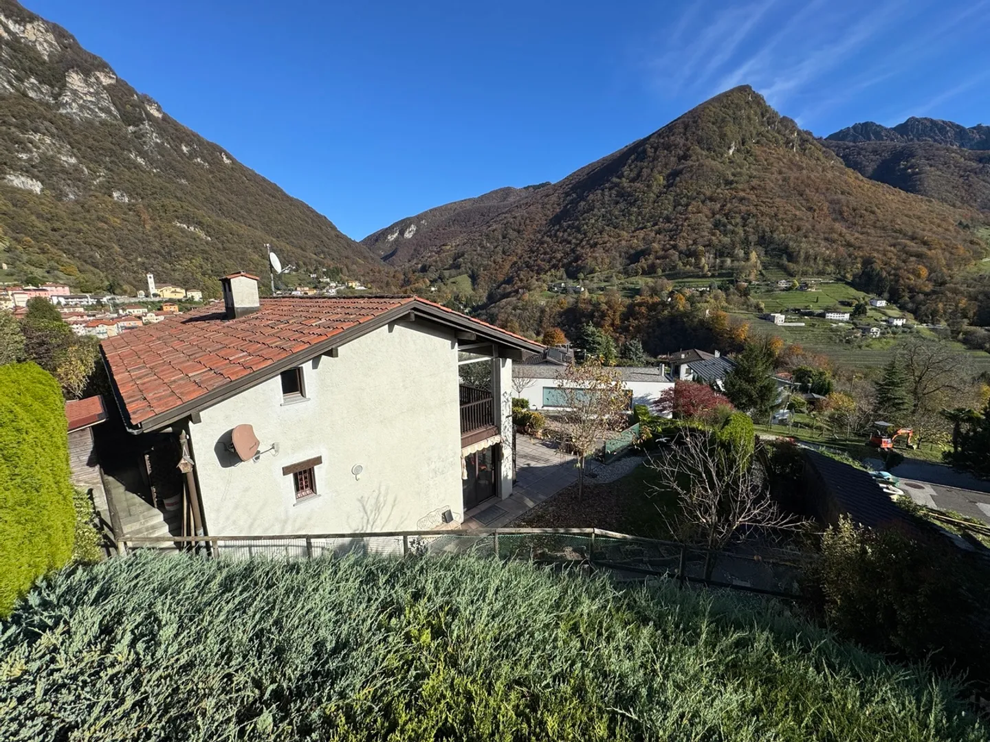 Part of a semi-detached house with spectacular views - Photo 3 of 15