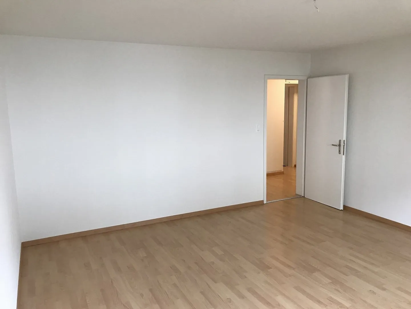 Appartamento al piano terra con patio, vicino a Coop Bäregg - Foto 2 di 16