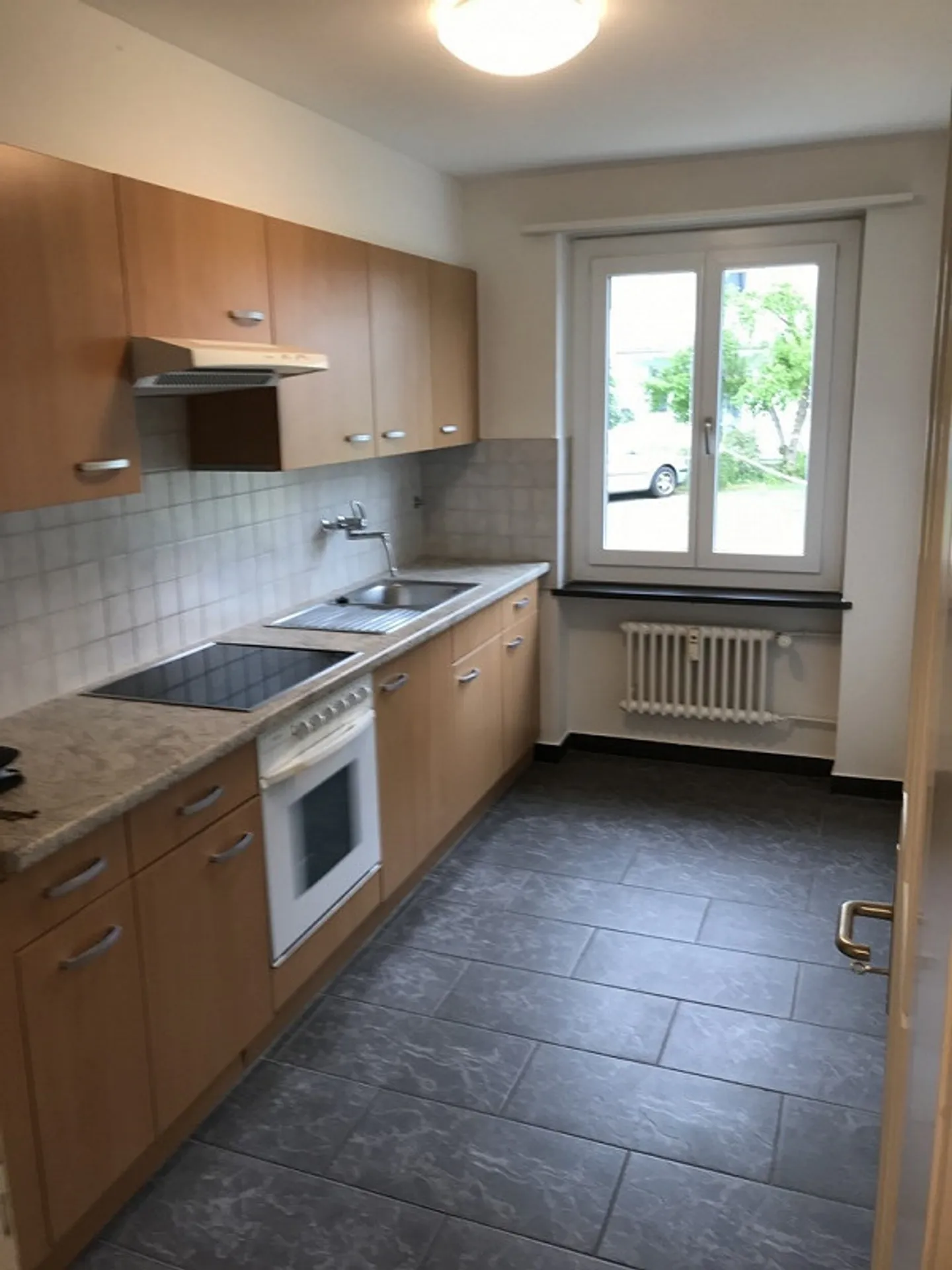 Appartamento al piano terra con patio, vicino a Coop Bäregg - Foto 3 di 16