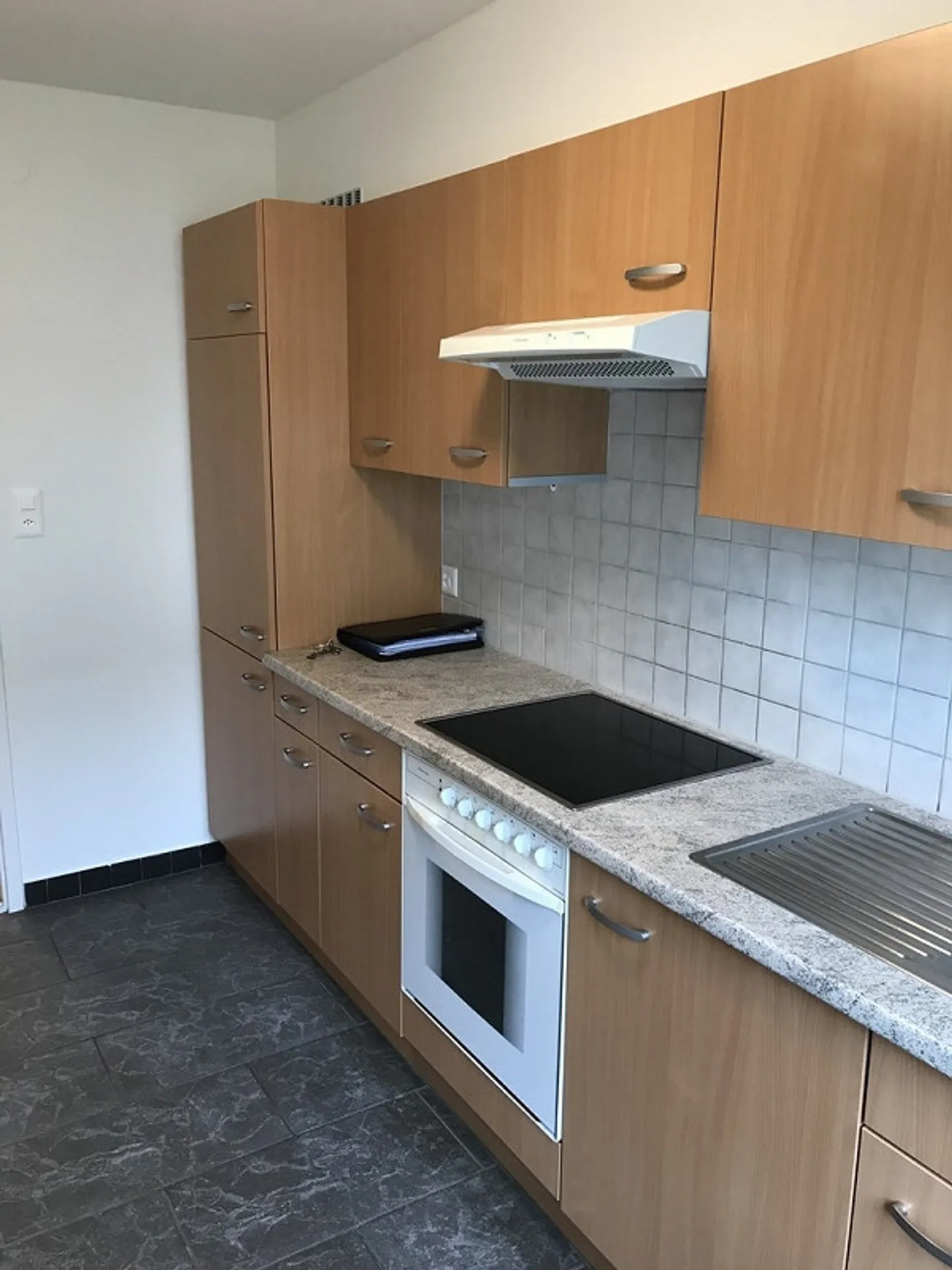 Appartamento al piano terra con patio, vicino a Coop Bäregg - Foto 4 di 16