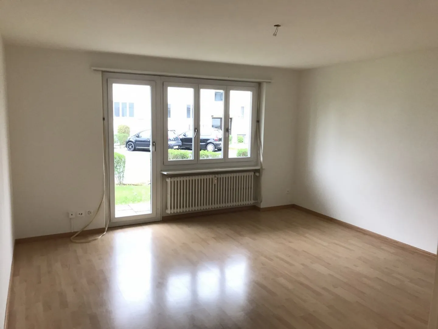 Appartamento al piano terra con patio, vicino a Coop Bäregg - Foto 1 di 16