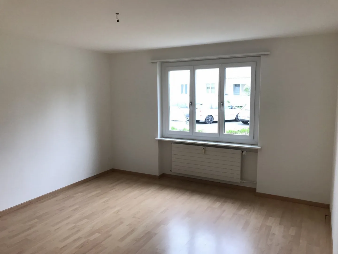 Appartamento al piano terra con patio, vicino a Coop Bäregg - Foto 5 di 16