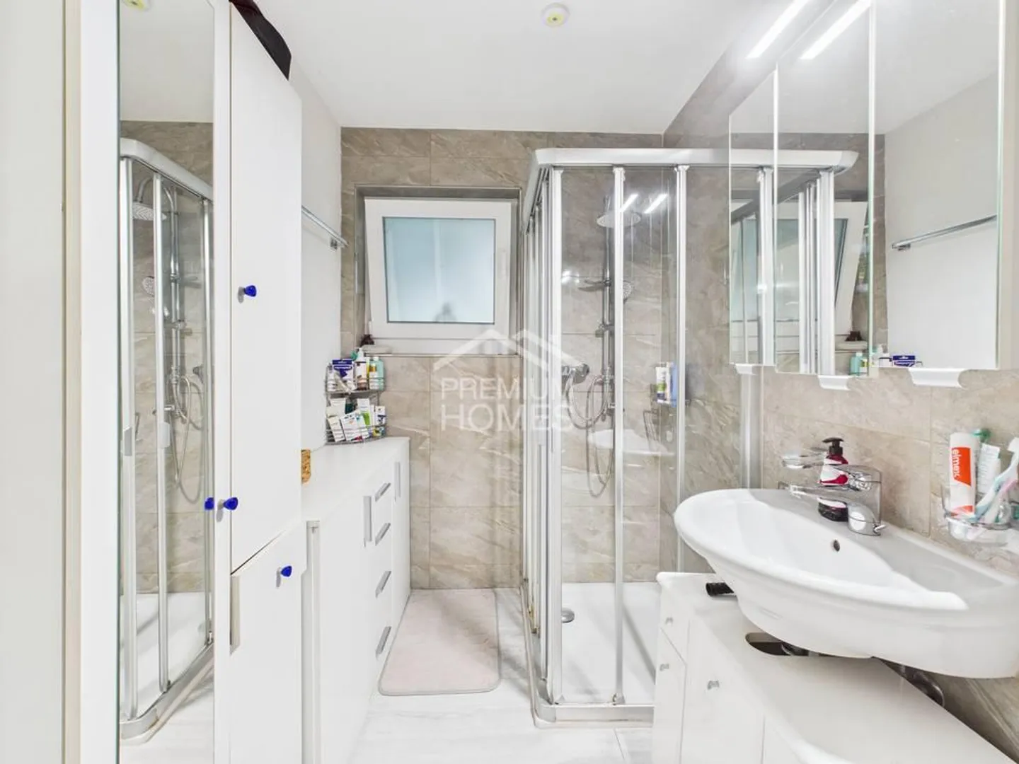 Geräumiges Familienhaus mit Terrasse - Foto 5 von 9