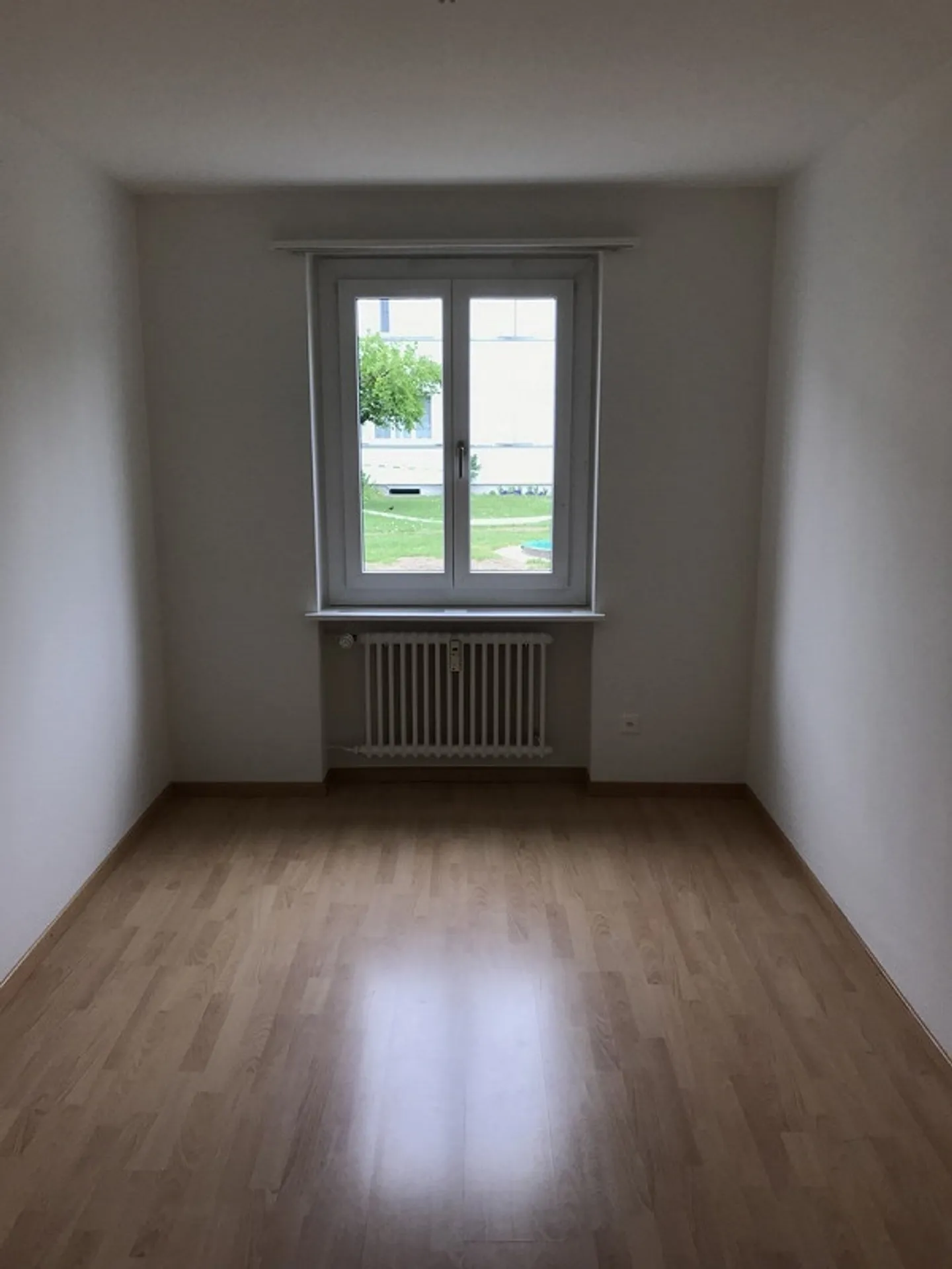 Appartamento al piano terra con patio, vicino a Coop Bäregg - Foto 10 di 16