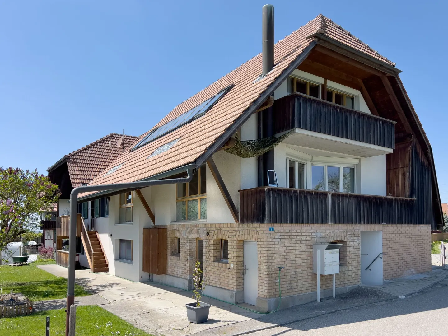 Spacious 3.5-room apartment in rural surroundings with balcony and garden share - Photo 2 of 18