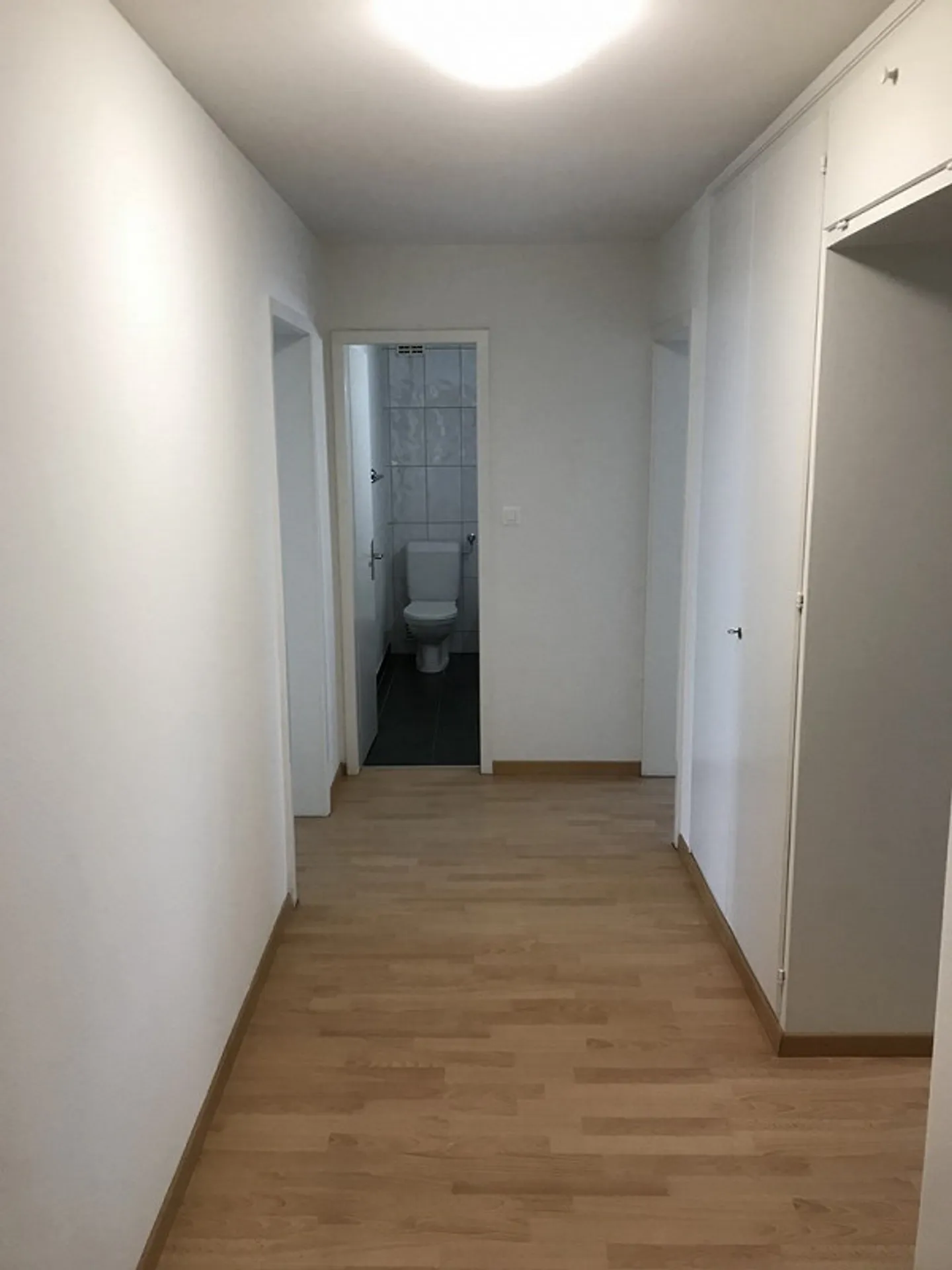 Appartamento al piano terra con patio, vicino a Coop Bäregg - Foto 8 di 16