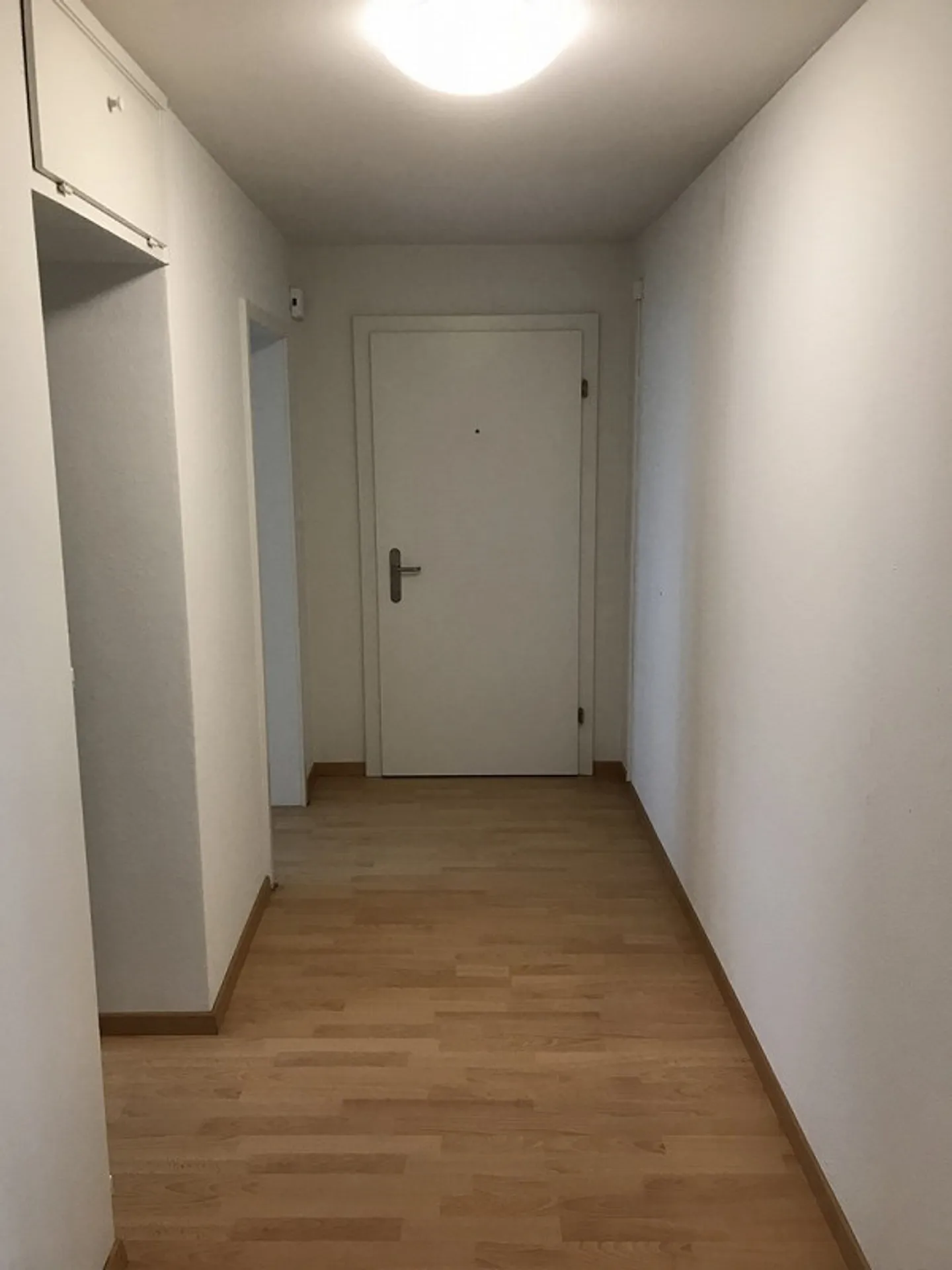 Appartamento al piano terra con patio, vicino a Coop Bäregg - Foto 9 di 16