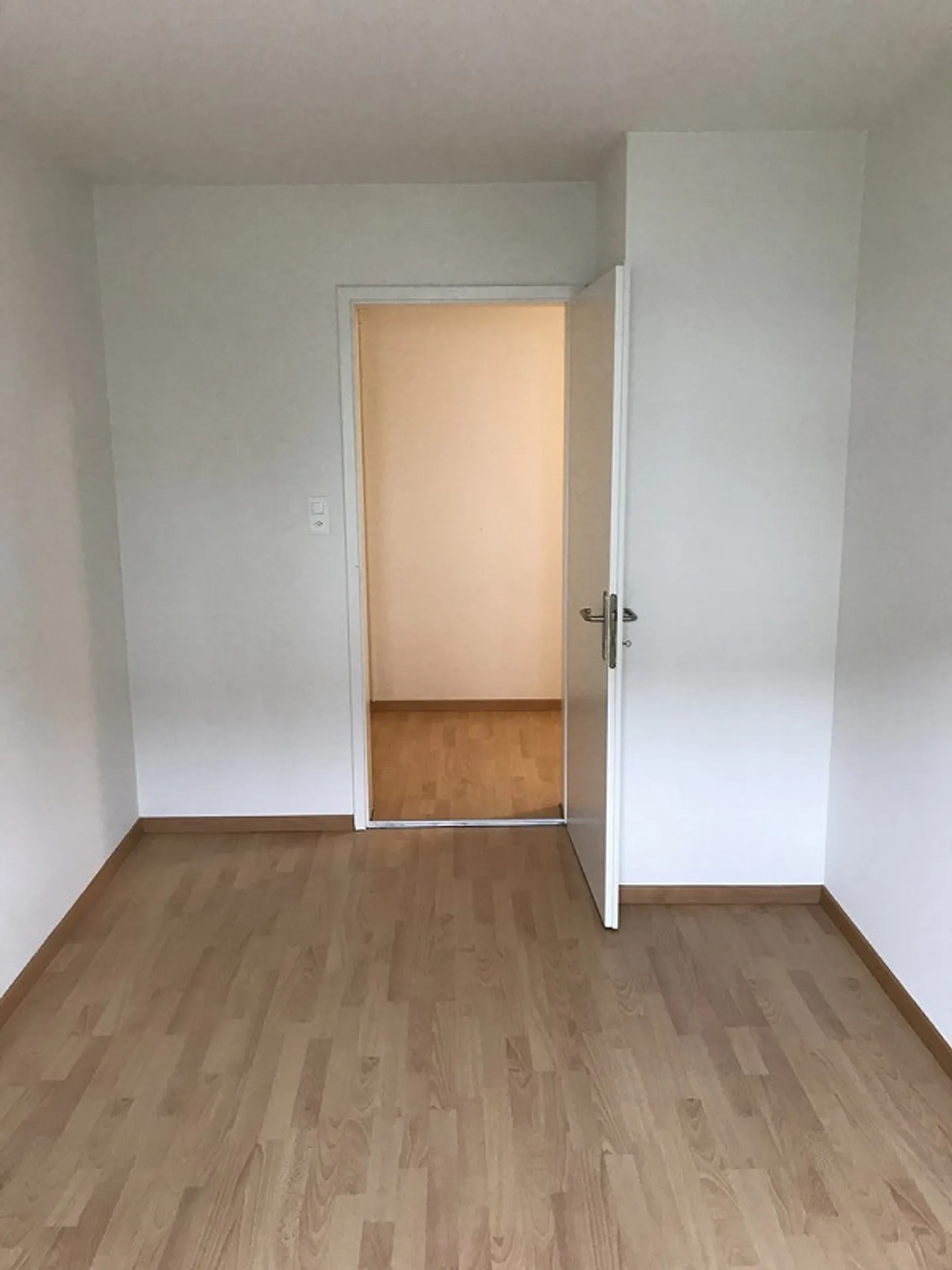 Appartamento al piano terra con patio, vicino a Coop Bäregg - Foto 11 di 16