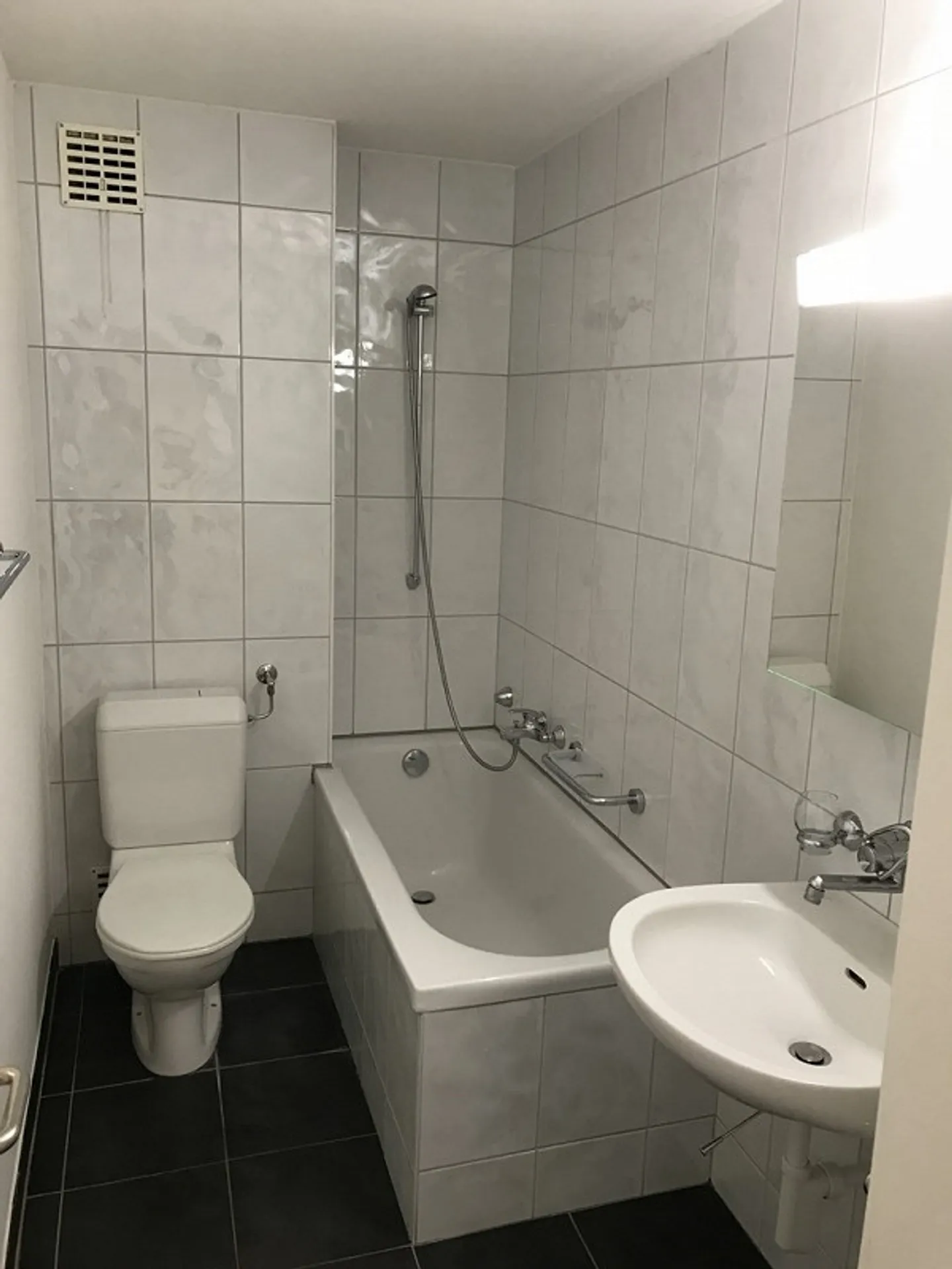 Appartamento al piano terra con patio, vicino a Coop Bäregg - Foto 12 di 16