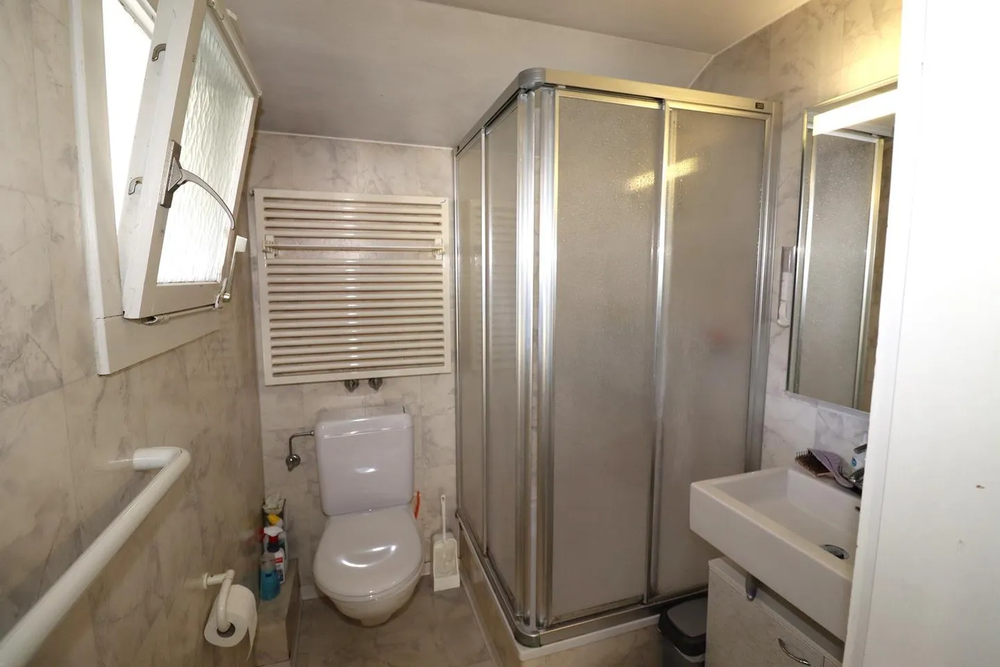 Mehrfamilienhaus mit zwei 3.5 - Zimmerwohnungen und Ausbaupotential - Foto 10 von 11