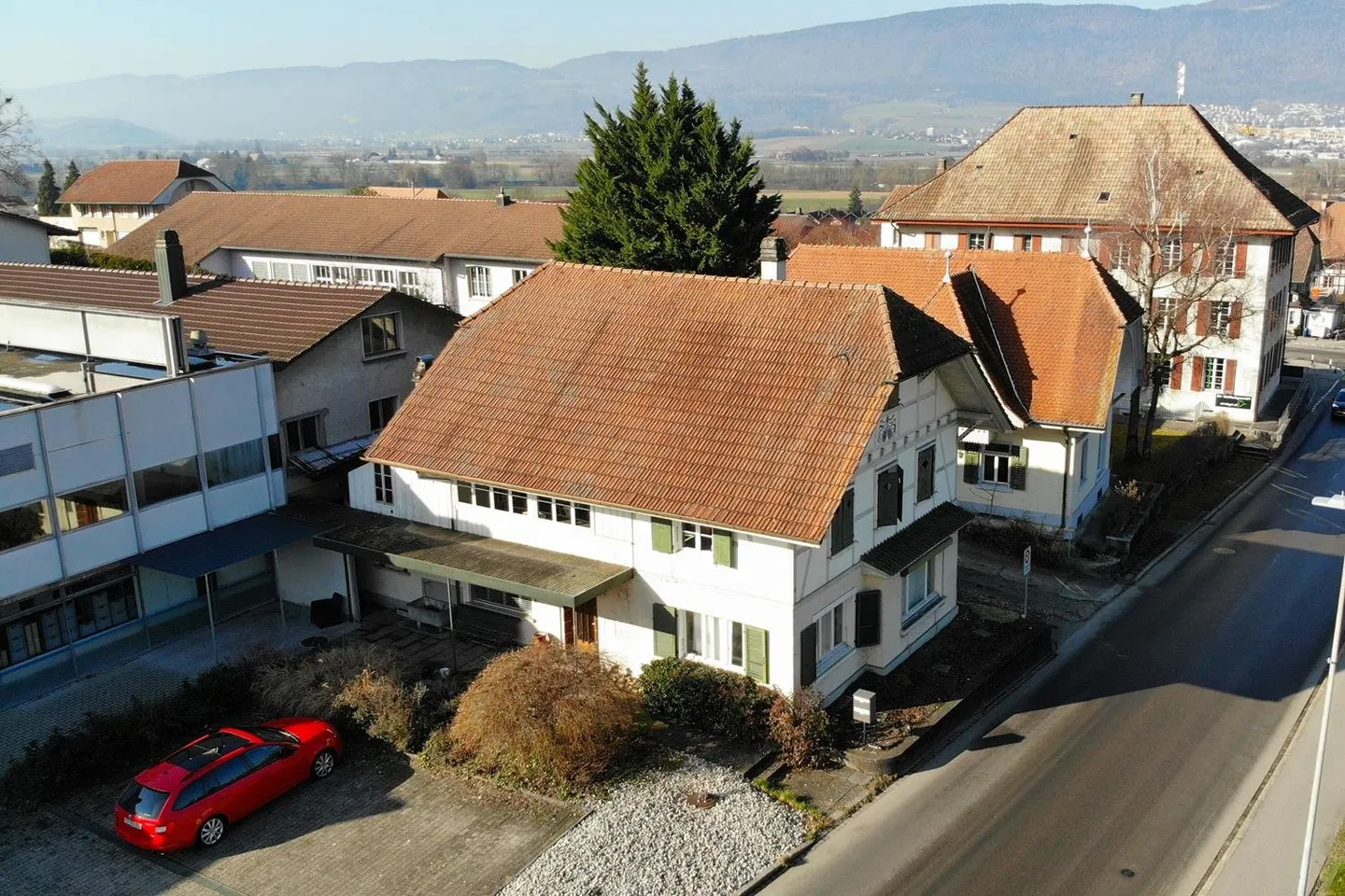 Mehrfamilienhaus mit zwei 3.5 - Zimmerwohnungen und Ausbaupotential - Foto 1 von 11